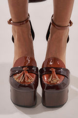 AKIRA GOLD BIXBY BROWN EMPTY WEDGE PUMP