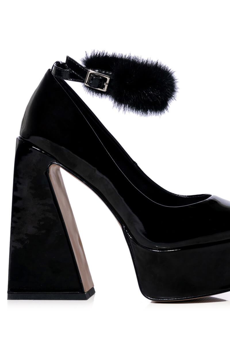 AZALEA WANG KORNESLIA CHUNKY PUMP IN BLACK