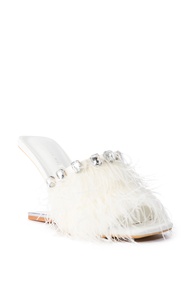 AZALEA WANG HARTFORD SANDAL WITH FEATHERS IN WHITE