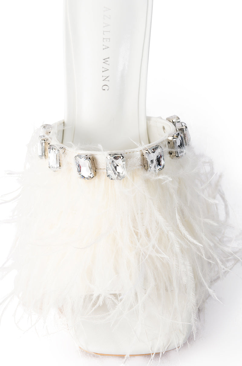 AZALEA WANG HARTFORD SANDAL WITH FEATHERS IN WHITE