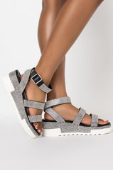 AZALEA WANG LET YOU KNOW YOU'RE MINE FLATFORM SANDAL IN BLACK