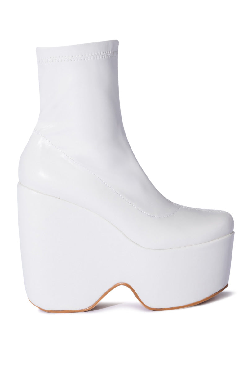 AZALEA WANG LOXLEY WEDGE BOOTIE IN WHITE