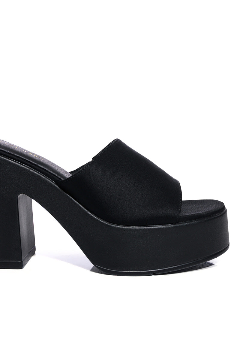 AZALEA WANG MILTON CLOG SANDAL IN BLACK