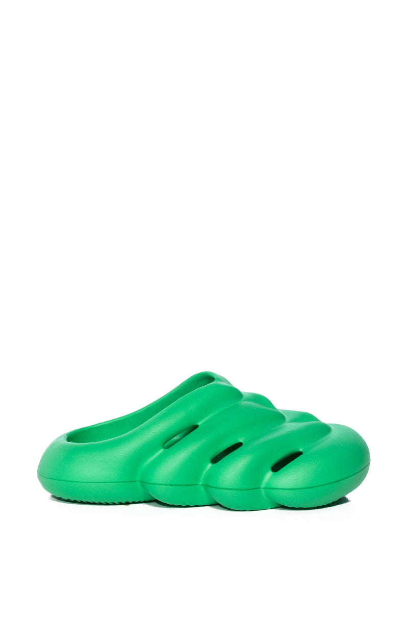 AZALEA WANG RUMBLE RUBBER FLAT SANDAL IN GREEN