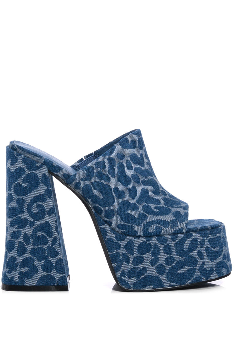AZALEA WANG SHEBA CHUNKY SANDAL IN DENIM