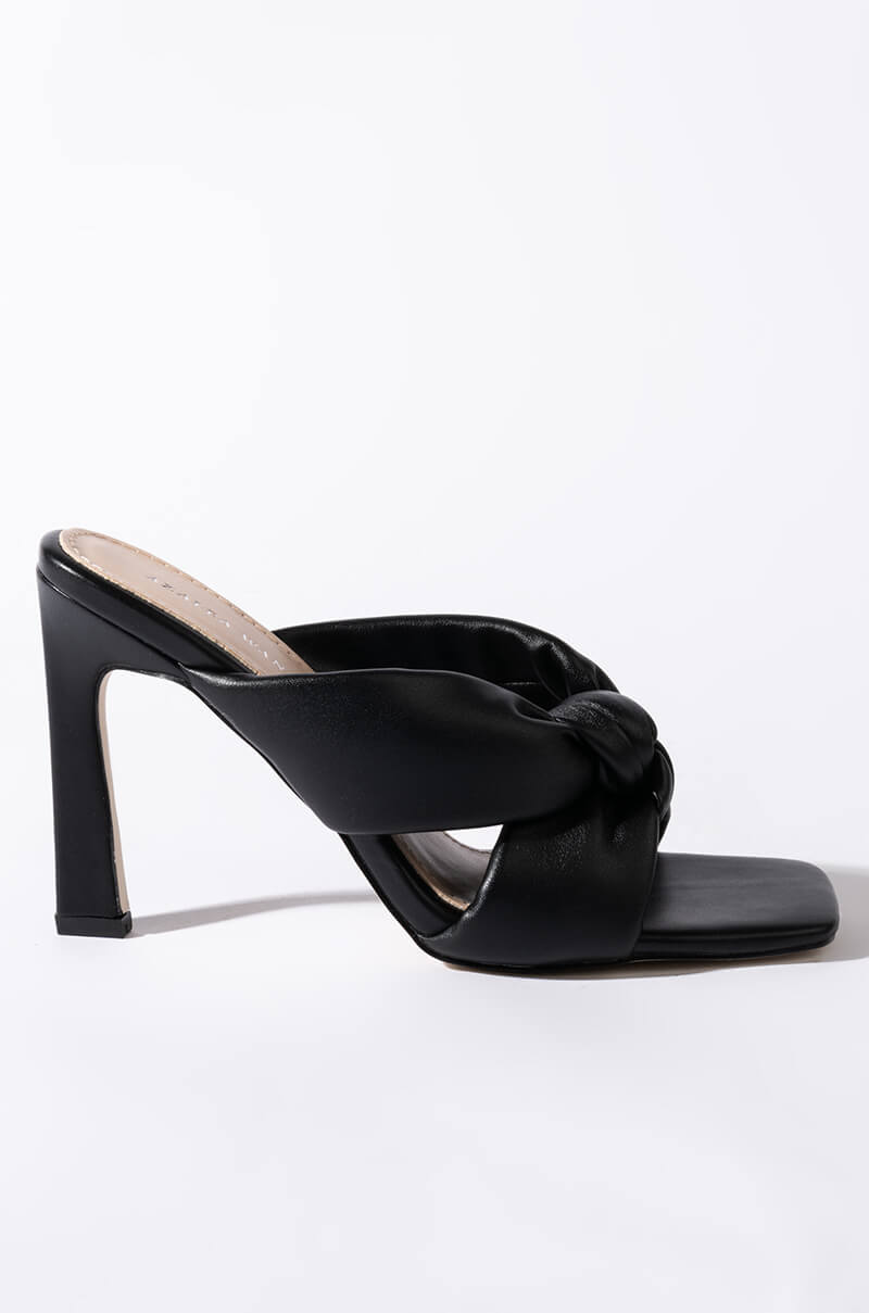 AZALEA WANG SWEET LIKE SUNDAY CHUNKY SANDAL IN BLACK