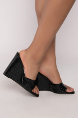 AZALEA WANG TAKE IT EASY WEDGE SANDAL IN BLACK
