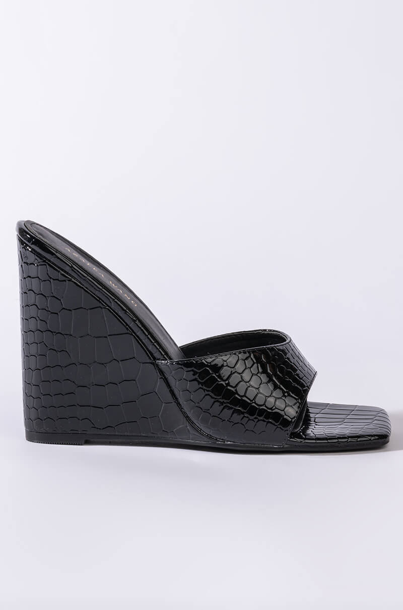 AZALEA WANG TAKE IT EASY WEDGE SANDAL IN BLACK