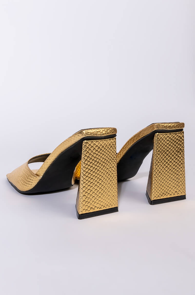 AZALEA WANG WORK FOR IT CHUNKY SANDAL IN GOLD
