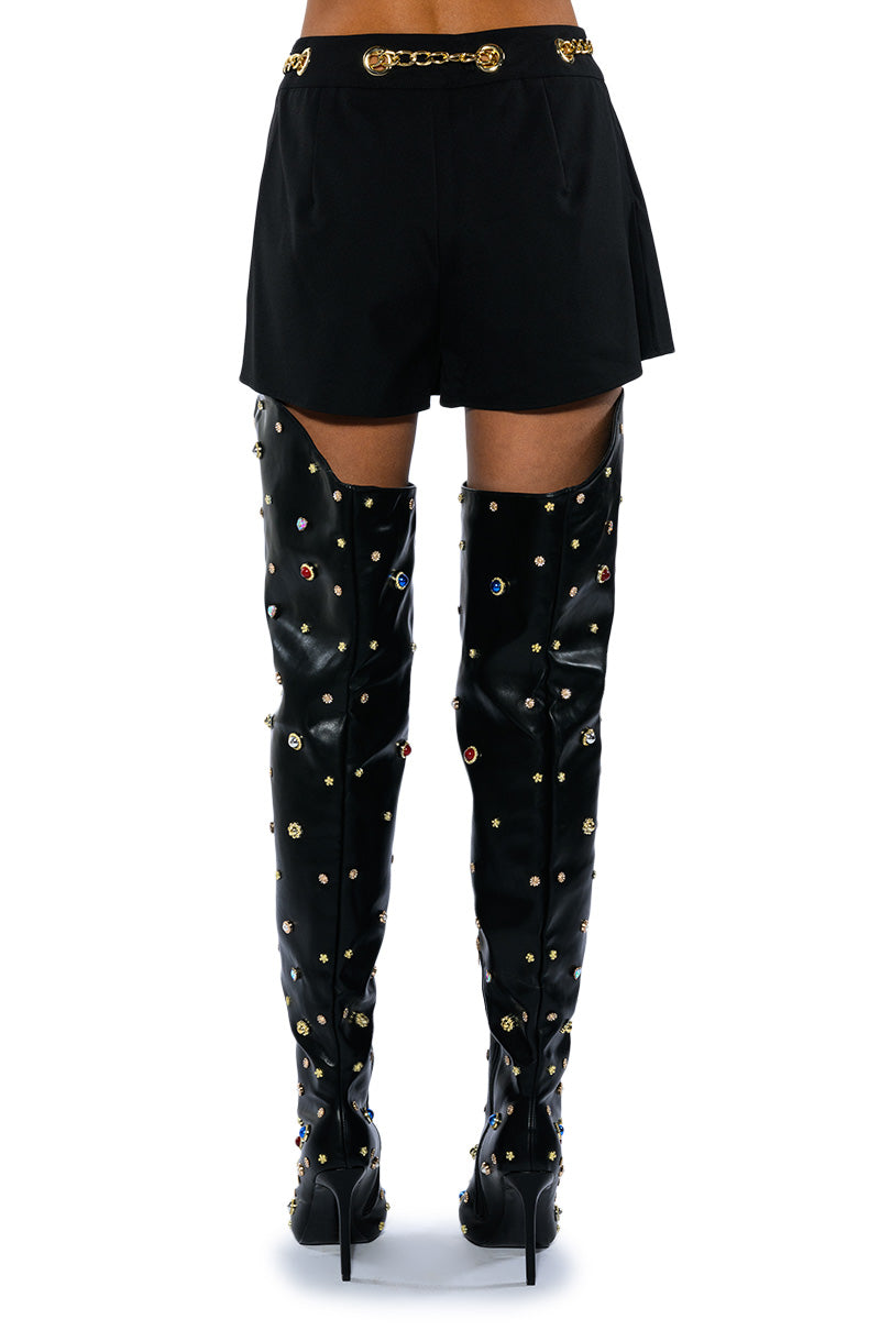 BETTER DAYS FLOUNCE SHORT WITH CHAIN BELT