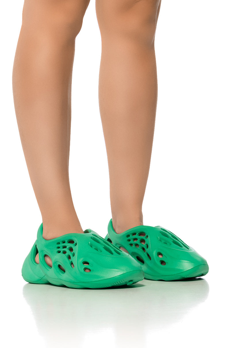 SUPERBASS FLATFORM SNEAKER IN GREEN
