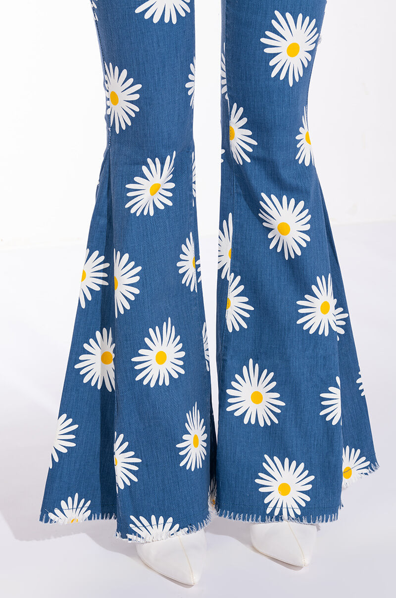 COMING UP DAISIES PRINTED FLARED JEAN