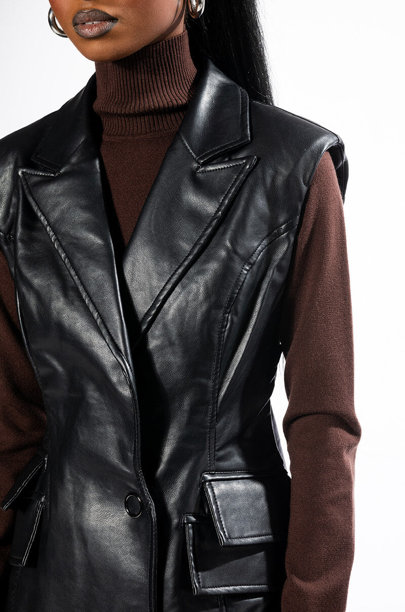 FITTED BLAZER VEST WITH DOUBLE POCKETS