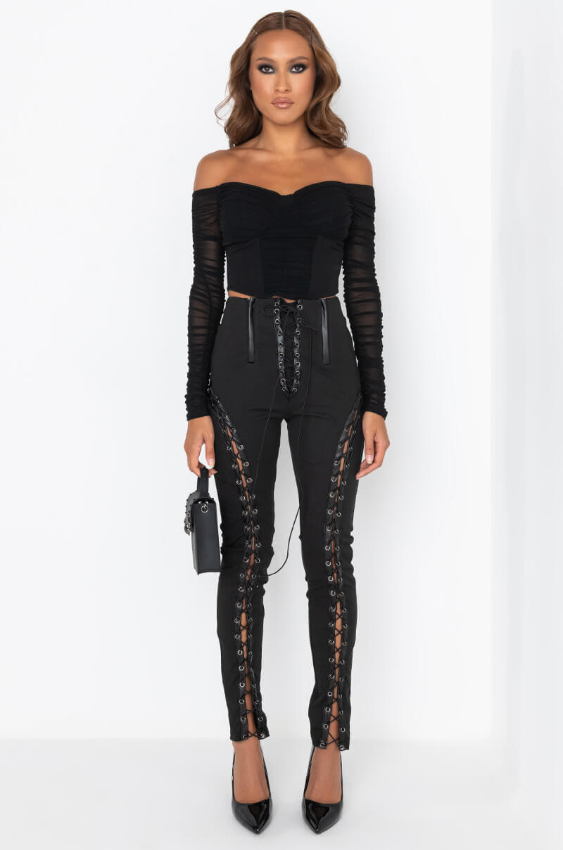 fOLLOWING THE CURVES LACE UP LEGGING