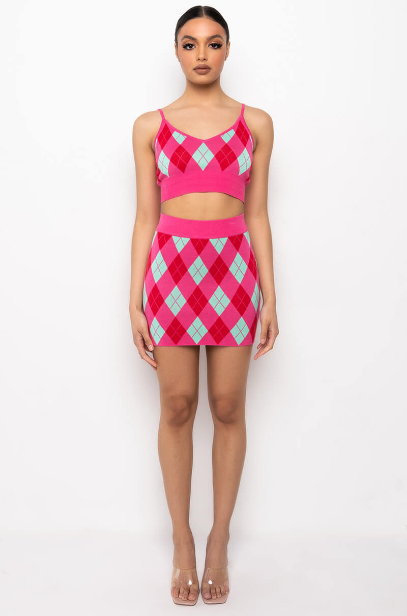 GET A CLUE KNIT CROP TOP