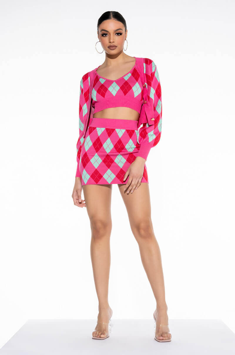 GET A CLUE KNIT CROP TOP