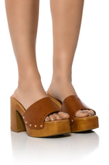 GROOVY CHUNKY PLATFORM SANDAL IN TAN