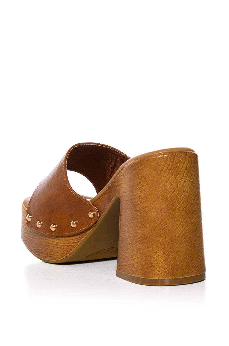 GROOVY CHUNKY PLATFORM SANDAL IN TAN