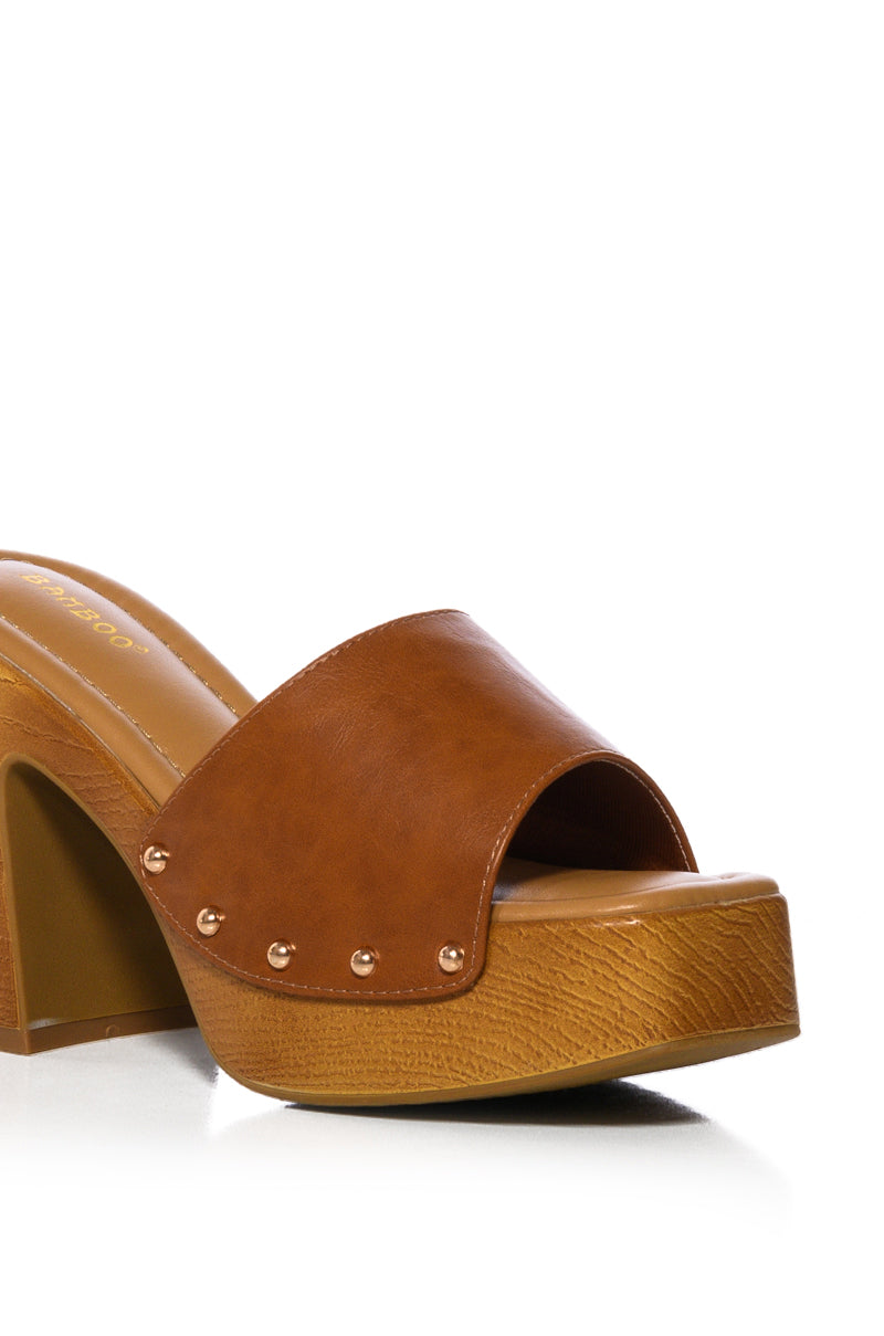GROOVY CHUNKY PLATFORM SANDAL IN TAN