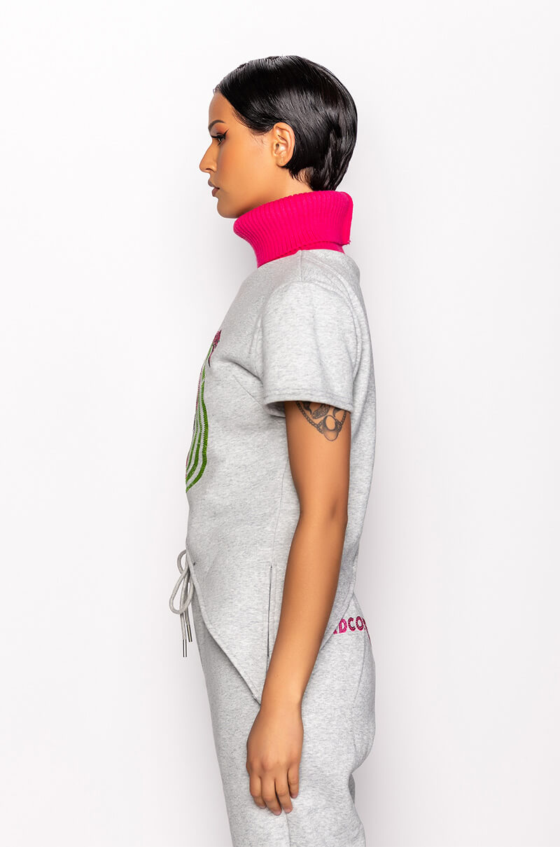 HARD GRAPHIC MOCK NECK SLEEVELESS SWEATSHIRT