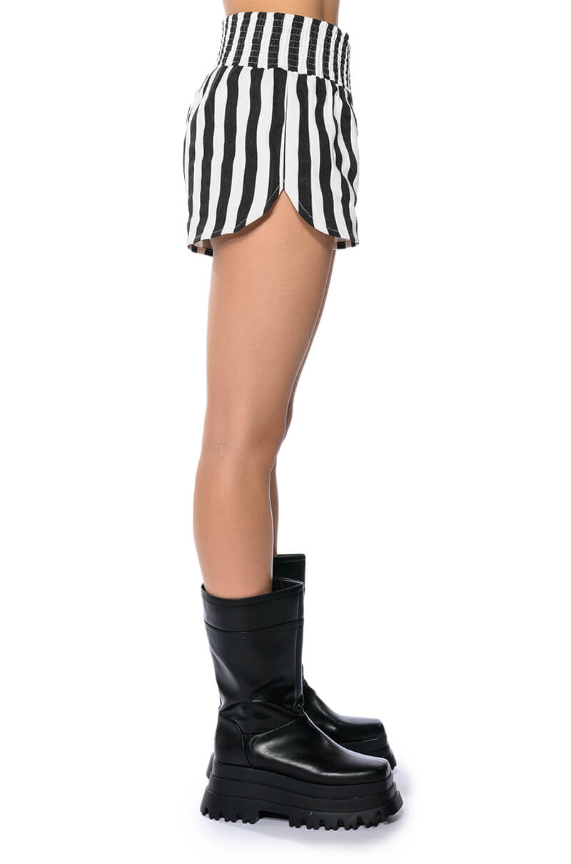 HOLIDAY PULL ON STRIPE SHORT