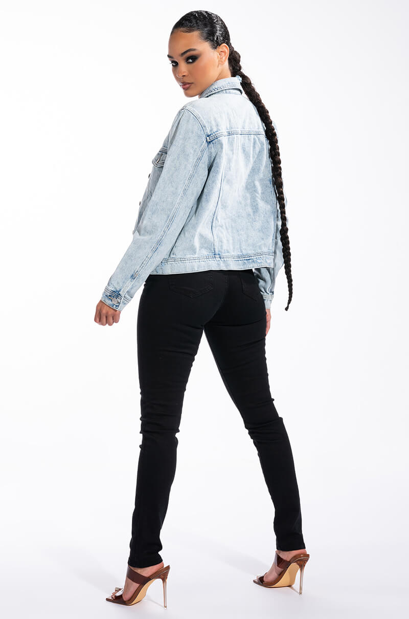 CLASSIC FIT MID LENGTH DENIM