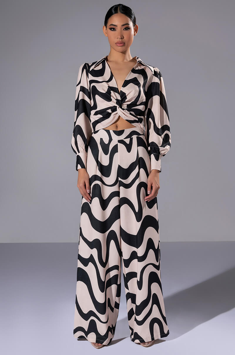 MYSTIC TWIST FRONT LONG SLEEVE TOP