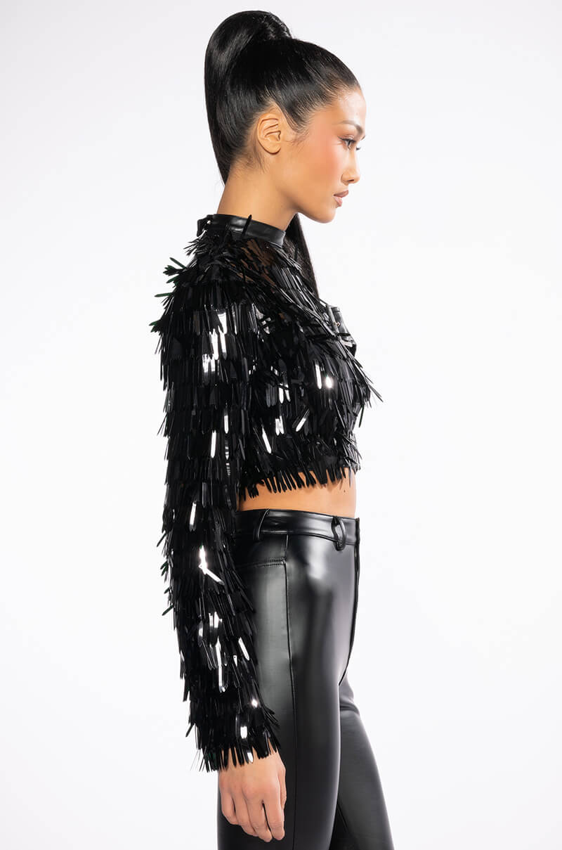 NEO ONE SLEEVED BUCKLE TOP