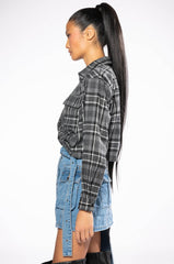 NO FRONTING CROPPED PLAID TOP