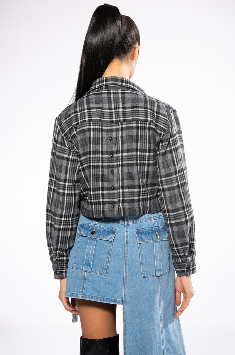 NO FRONTING CROPPED PLAID TOP