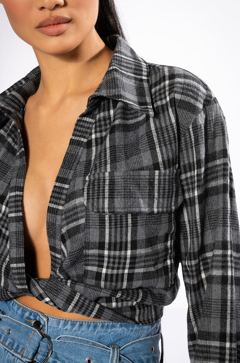 NO FRONTING CROPPED PLAID TOP