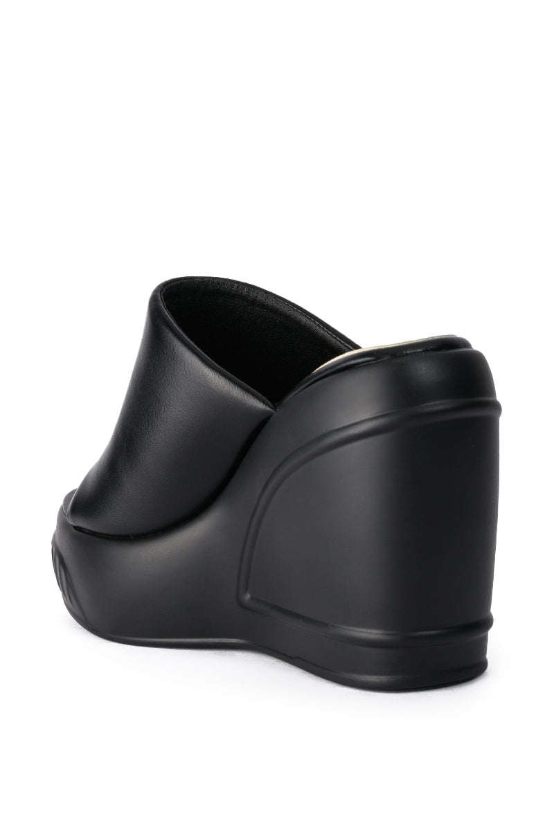 OCEAN EYES WEDGE SANDAL IN BLACK