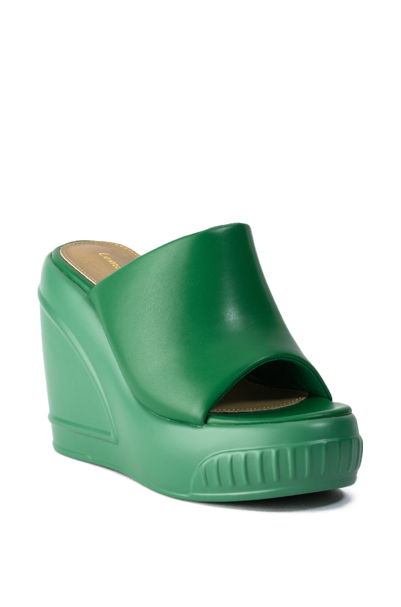 OCEAN EYES WEDGE SANDAL IN GREEN