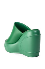 OCEAN EYES WEDGE SANDAL IN GREEN