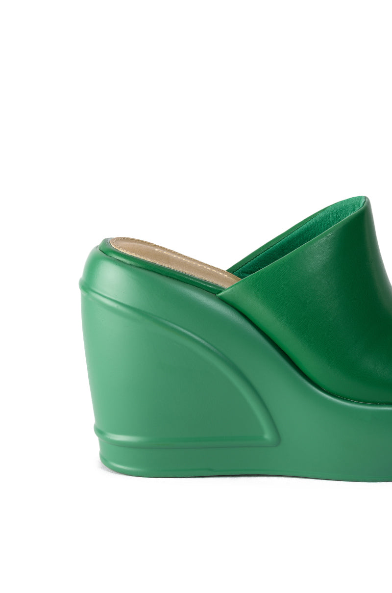 OCEAN EYES WEDGE SANDAL IN GREEN