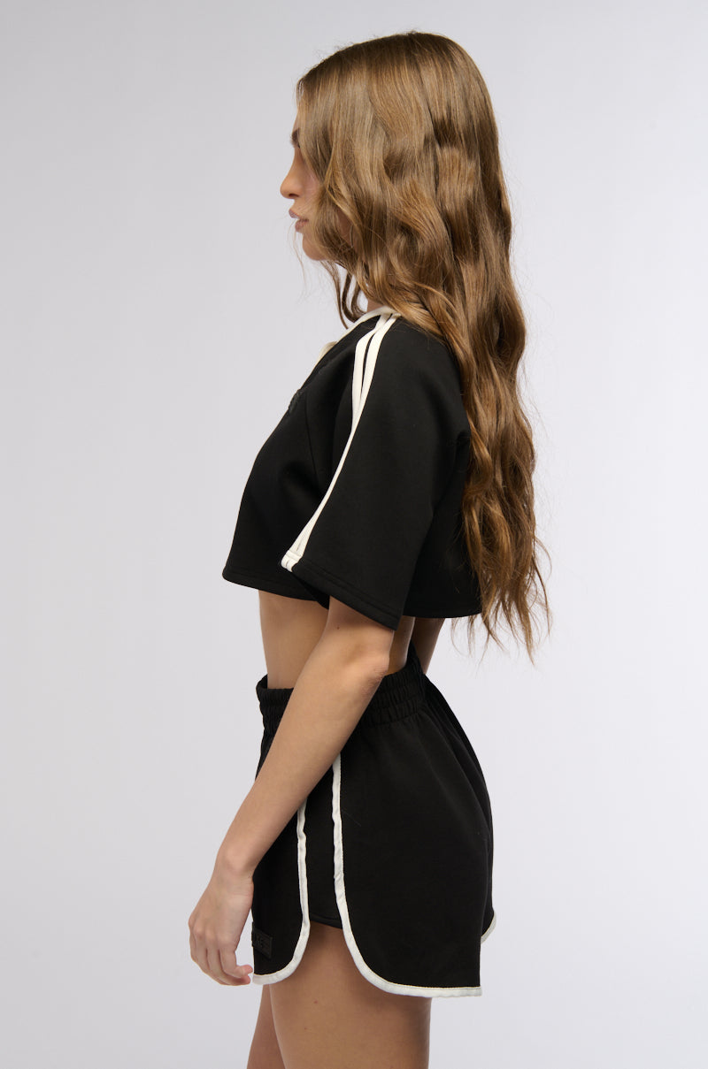 ON POINT BUTTON DOWN CROP TOP IN BLACK