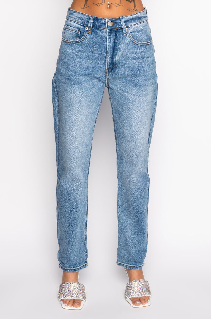 PARADISE MOM JEANS WITH RHINESTONE BACK POCKET