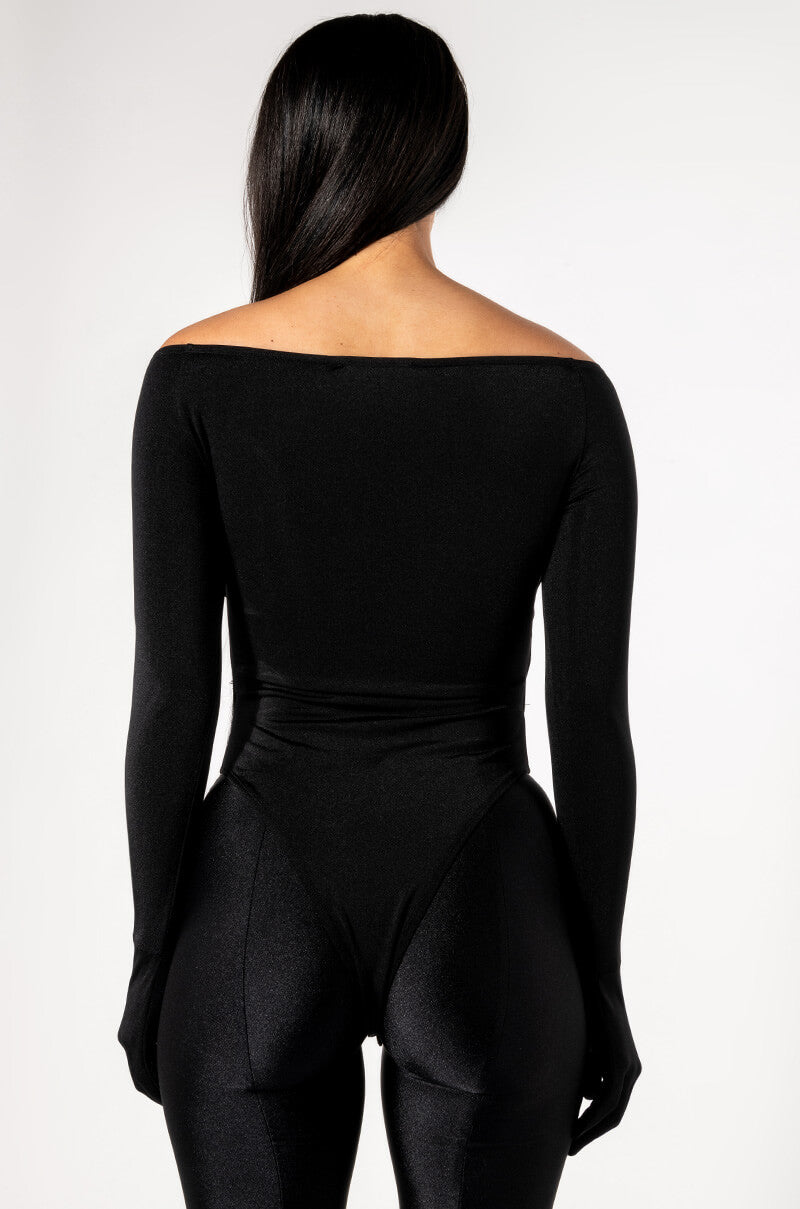 IT'S GIVING MODEL MATERIAL GLOVED BODYSUIT