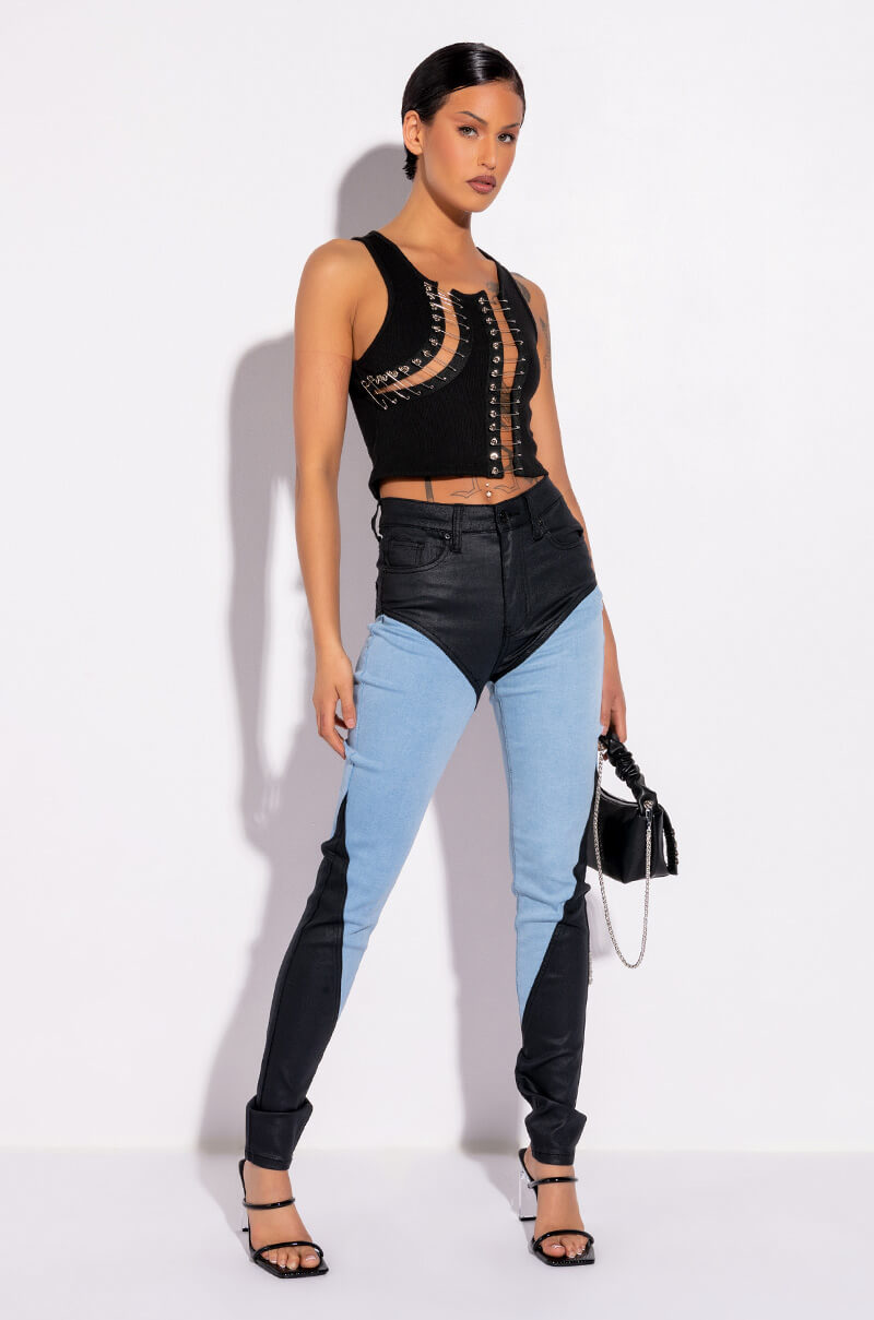 THE WAY SHE MOVES SKINNY JEANS