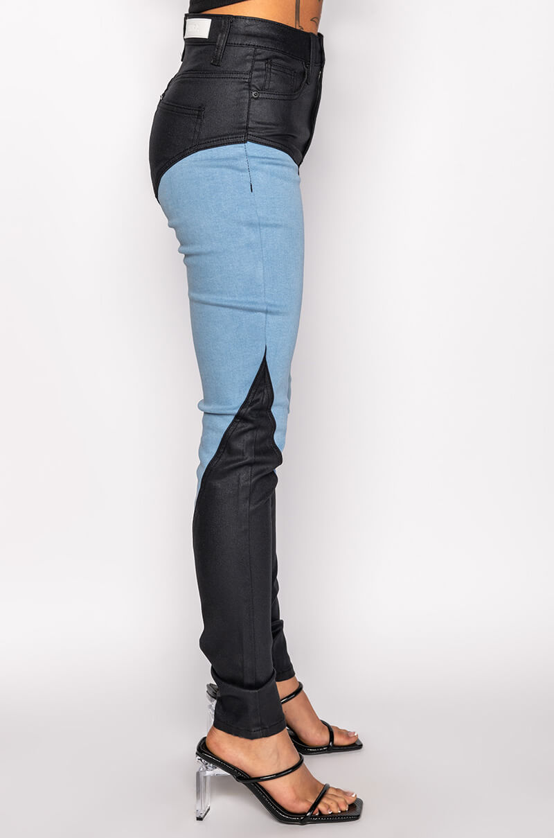 THE WAY SHE MOVES SKINNY JEANS