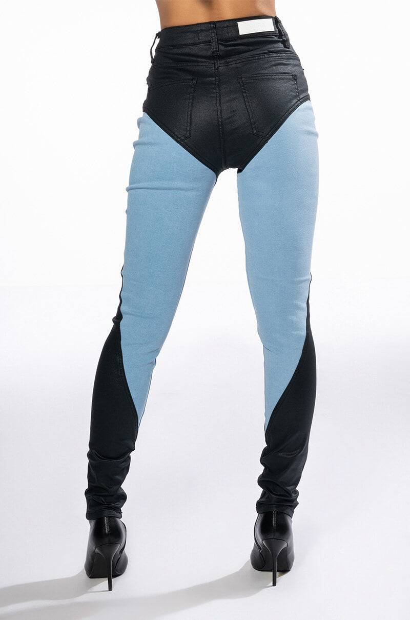 THE WAY SHE MOVES SKINNY JEANS