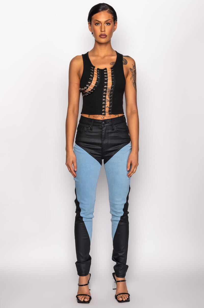 THE WAY SHE MOVES SKINNY JEANS