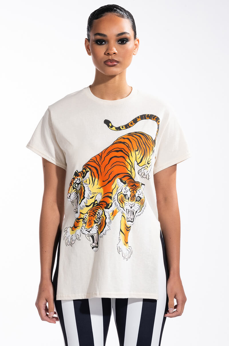 THREE FACED CREW NECK GRAPHIC TSHIRT