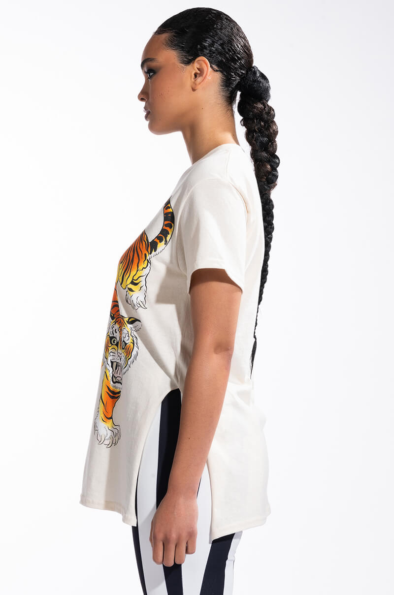 THREE FACED CREW NECK GRAPHIC TSHIRT