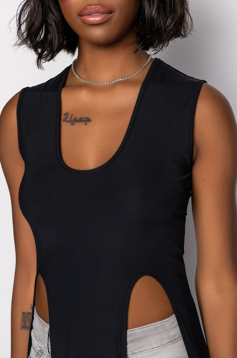TWIN FLAME HIGH SLIT SLEEVELESS BLOUSE