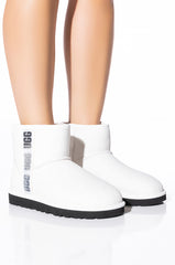 UGG CLASSIC MINI SIDE LOGO II BOOTIE IN WHITE