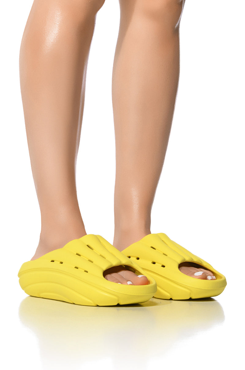 UGG FOAMO SLIDE IN YELLOW